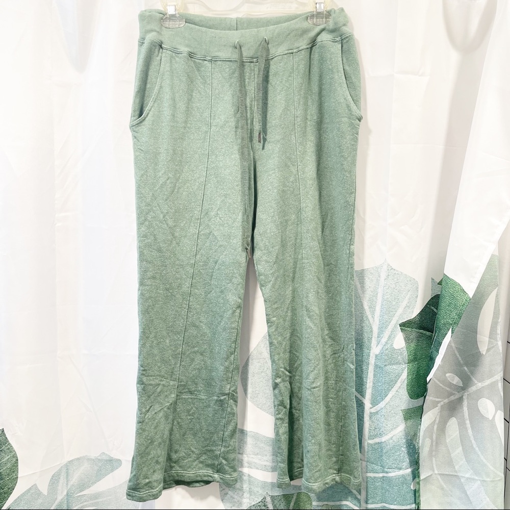 SUNDRY • pintuck cropped sage green sweatpants SIZE MEDIUM 8-10 - Picture 1 of 4